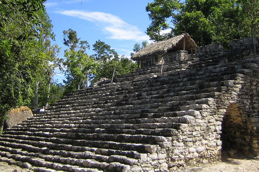 One of the 43 structures of the Grupo Cobá