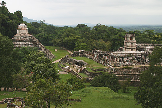 Templo de las Inscripciones (l.) and El Palacio (r.)