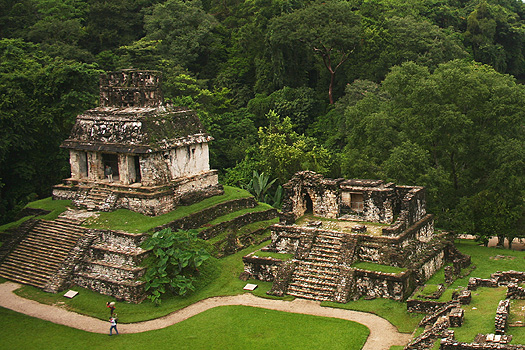 Templo del Sol (l.) and Templo XIV (r.)